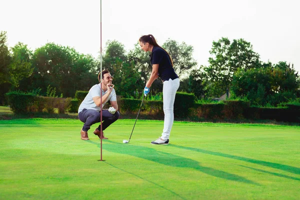 Jovem Casal Jogando Golfe — Fotografia de Stock