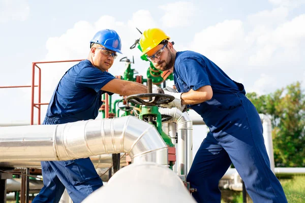 Dois Trabalhadores Petroquímicos Inspecionando Válvulas Pressão Tanque Combustível — Fotografia de Stock