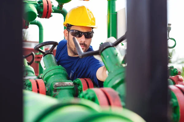 Ingenieur Werken Met Besturingselementen Van Pijpleiding Olie Gas Raffinaderij — Stockfoto