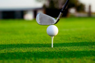 Golf topu atışa hazır.