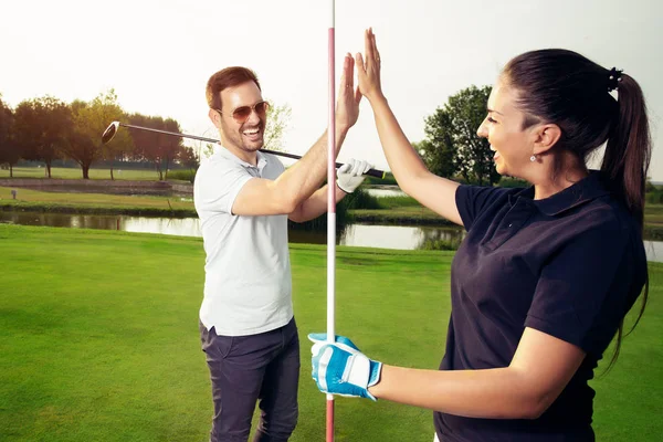Gelukkig Golf Speler Paar Geven Hoge Vijf Terwijl Staande Veld — Stockfoto