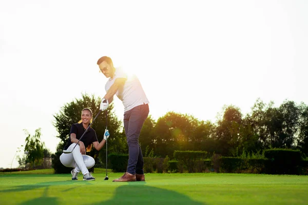 Pareja Jugando Golf Juntos Campo Golf — Foto de Stock