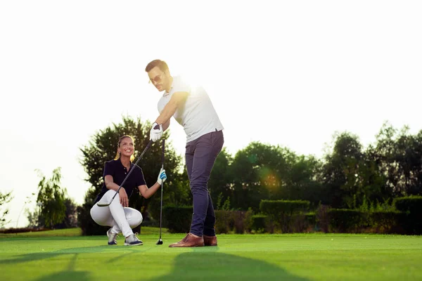 Golf Birlikte Golf Sahasında Oynayan Çift — Stok fotoğraf