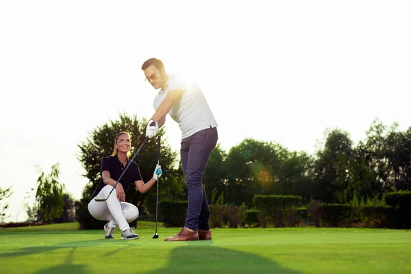 Coppia Che Gioca Golf Insieme Sul Campo Golf — Foto Stock