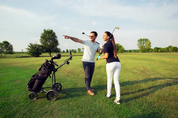 Jovem Casal Esportivo Jogando Golfe Campo Golfe — Fotografia de Stock