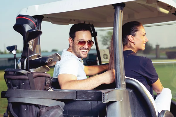 Casal Sorrindo Dirigindo Buggy Campo Golfe — Fotografia de Stock