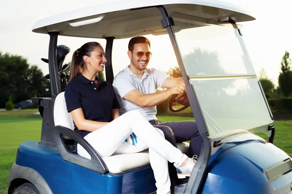 Pareja Buggy Conducción Campo Golf —  Fotos de Stock