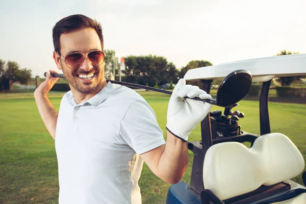 Zbliżenie Portret Człowieka Uśmiechający Się Trzymając Golf Club — Zdjęcie stockowe