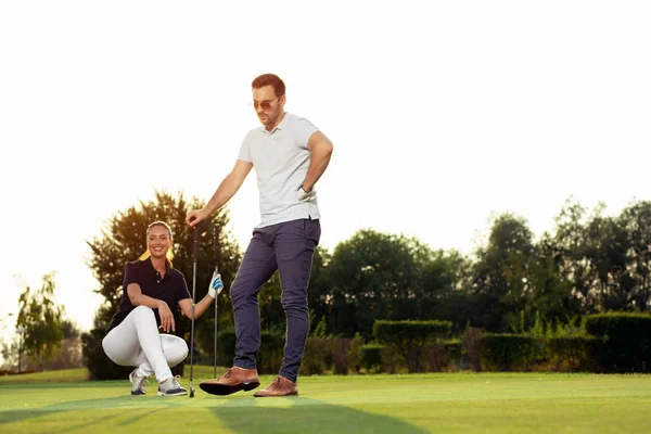 Para Razem Grać Golfa Polu Golfowym — Zdjęcie stockowe