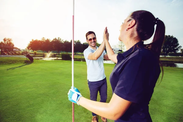 Heureux Couple Joueurs Golf Donnant Haute Cinq Tout Tenant Sur — Photo