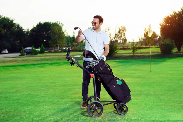 Jongeman Golfer Golfclub Nemend Uit Een Zak — Stockfoto