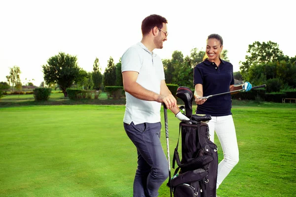 Bir Golf Sahası Zevk Zamanında Genç Çift — Stok fotoğraf