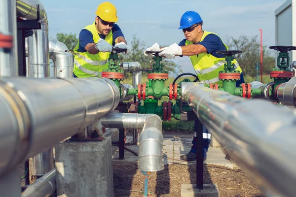 Dois Trabalhadores Petroquímicos Inspecionando Válvulas Pressão Tanque Combustível — Fotografia de Stock