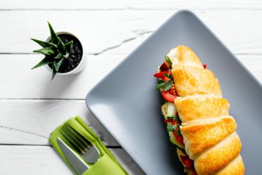 Taze denizaltı sandviçle, peynir, mozzarella peyniri, domates, tatlı biber, salatalık, marul ve soğan