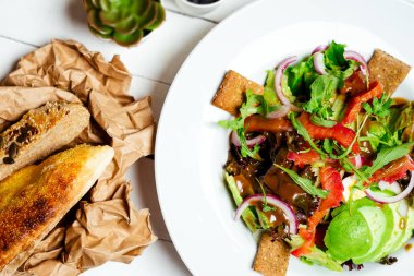 Taze somon salata avokado ile