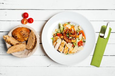 Baharatlı salata Izgara tavuk göğsü ve çıtır çıtır kızarmış domuz pastırması. Üstten görünüm