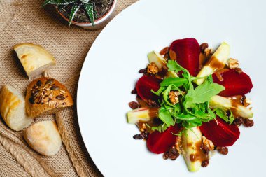 Pancar ve elma ile taze salata