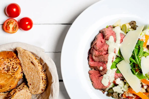 Bife Carne Delicioso Cozido Assado Raro Médio Servido Com Salada — Fotografia de Stock