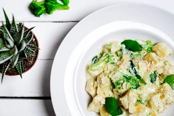 Gnocchi Met Broccoli Houten Achtergrond — Stockfoto