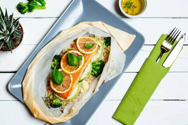 Gebakken Zalm Steak Met Groenten Dieetmenu Bovenaanzicht — Stockfoto