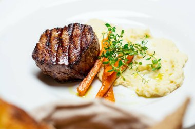 Izgara Dana biftek ve sebze ahşap arka plan üzerinde