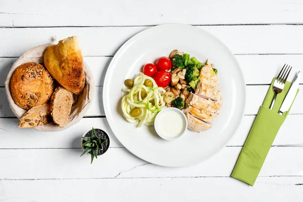 Filé Frango Frito Salada Vegetal Fresca Tomates Pepinos Brócolis Vista — Fotografia de Stock