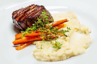 Beyaz zemin üzerine lezzetli sığır eti biftek