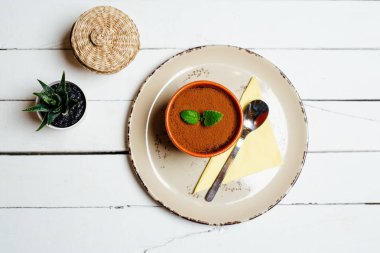 Çikolata mousse nane bölümü gözlük ile