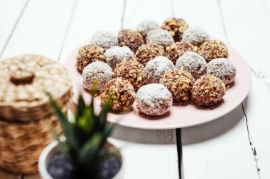 Hindistan cevizi ve çikolata topları