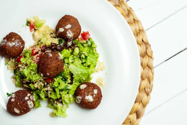 Salada Mista Com Almôndegas Vegetarianas Fatia Rabanete Broto Soja — Fotografia de Stock