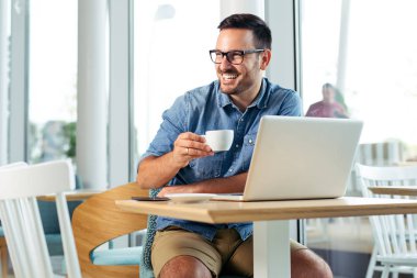 Kahve zevk ve serbest işini yapan işadamı