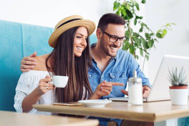 mutlu çift coffee shop kahve keyfi