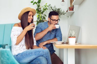 mutlu çift coffee shop kahve keyfi