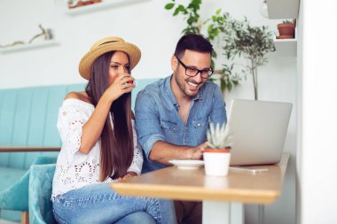 mutlu çift coffee shop kahve keyfi