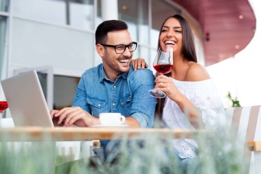 İki genç işadamı restoranda başarılı bir toplantı yapıyor.