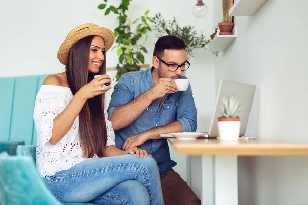mutlu çift coffee shop kahve keyfi