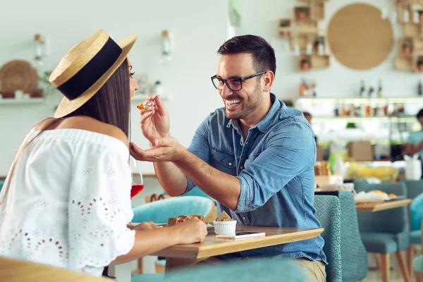 Hermosa Pareja Enamorada Está Sentada Cafetería Joven Hombre Está Alimentando — Foto de Stock