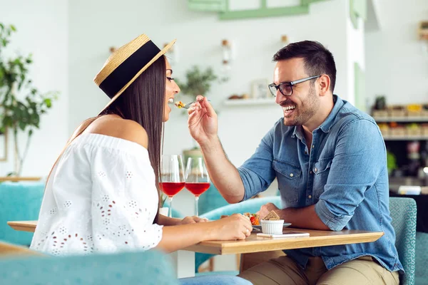 Beautiful Couple Love Sitting Cafe Young Man Feeding His Woman — Stock Photo, Image