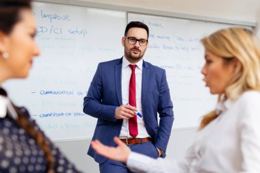 İş dünyası ekibi işyerinde yeni bir finans projesinin sunumunu tartışıyor