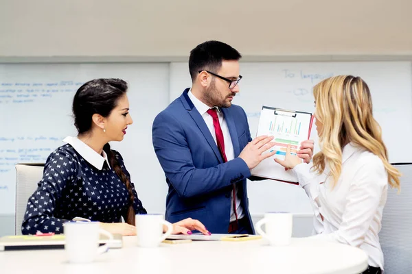 Equipo Empresarial Discutiendo Presentación Nuevo Proyecto Financiero Lugar Trabajo Oficina — Foto de Stock