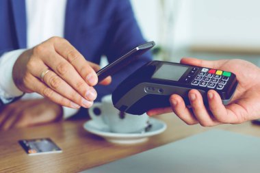 Eller müşterinin kredi kartı ile restoran fatura ödeme