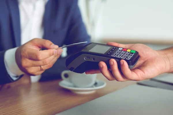 Hands Customer Paying Restaurant Bill Using Credit Card — Stock Photo, Image