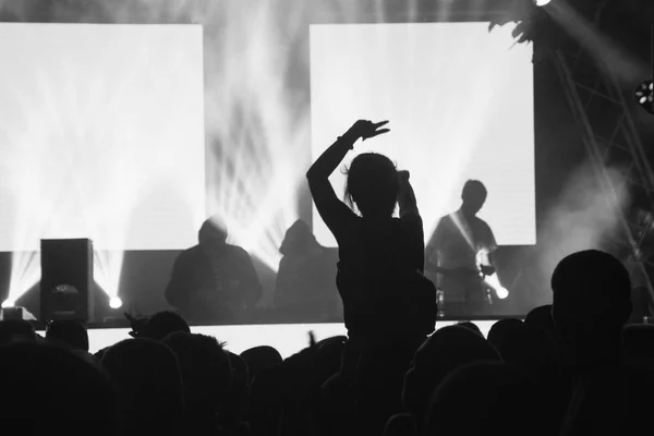 明るいステージライトの前のコンサート群集のシルエット — ストック写真