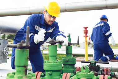 Mühendis petrol ve doğal gaz alan, boru hattı, rafineri