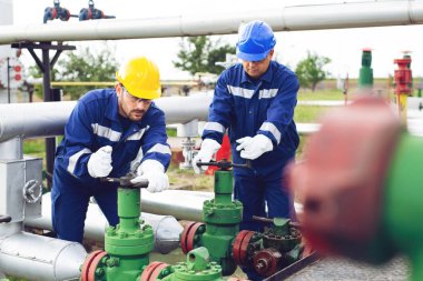 Mühendis petrol ve doğal gaz alan, boru hattı, rafineri