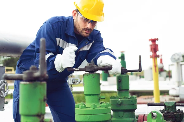 Worker Closes Valve Oil Pipeline — Stock Photo, Image