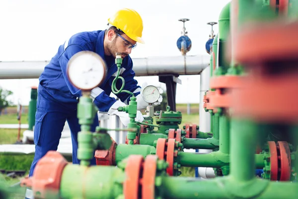 Worker Gas Refinery — Stock Photo, Image