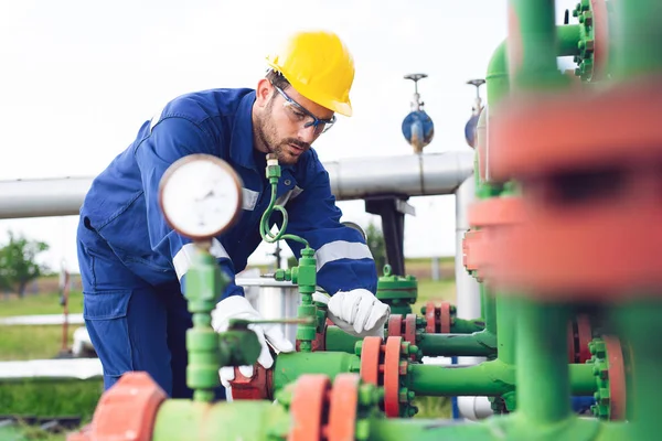 Lavoratore Della Raffineria Gas — Foto Stock