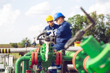 güç ve konumu sitede dizüstü kullanarak enerji mühendisi