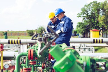 güç ve konumu sitede dizüstü kullanarak enerji mühendisi
